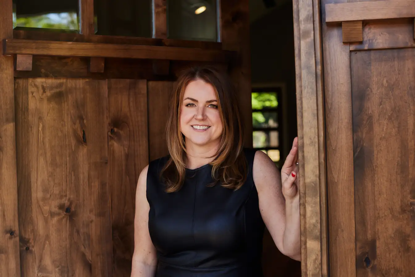 Erin Tunney welcoming buyers into a Nashville property